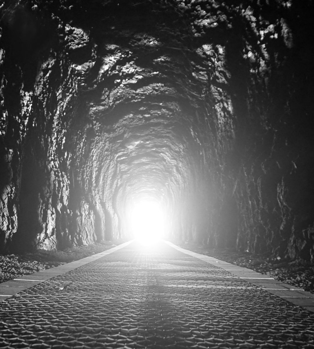 Tunel wydrążony w litej skale Foto: tunel drogowy w skale