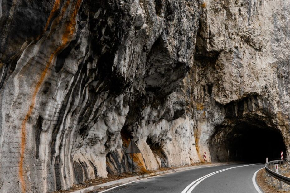 Tunel wydrążony w litej skale Foto: tunel drogowy w skale
