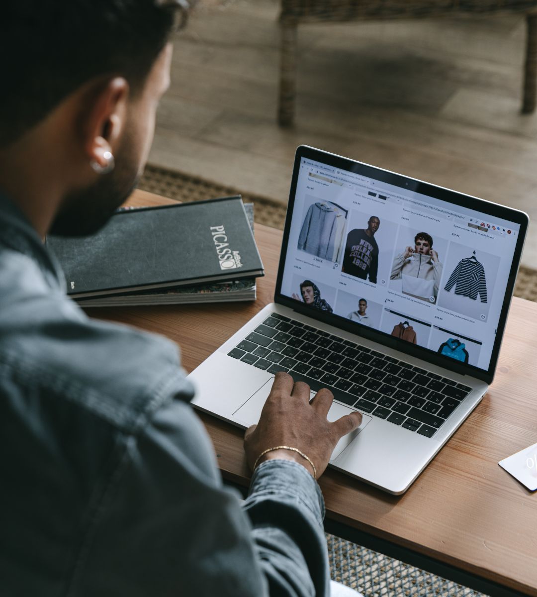 Kim jest miliarder z Shein Foto: mężczyzna robiący zakupy on line przy komputerze