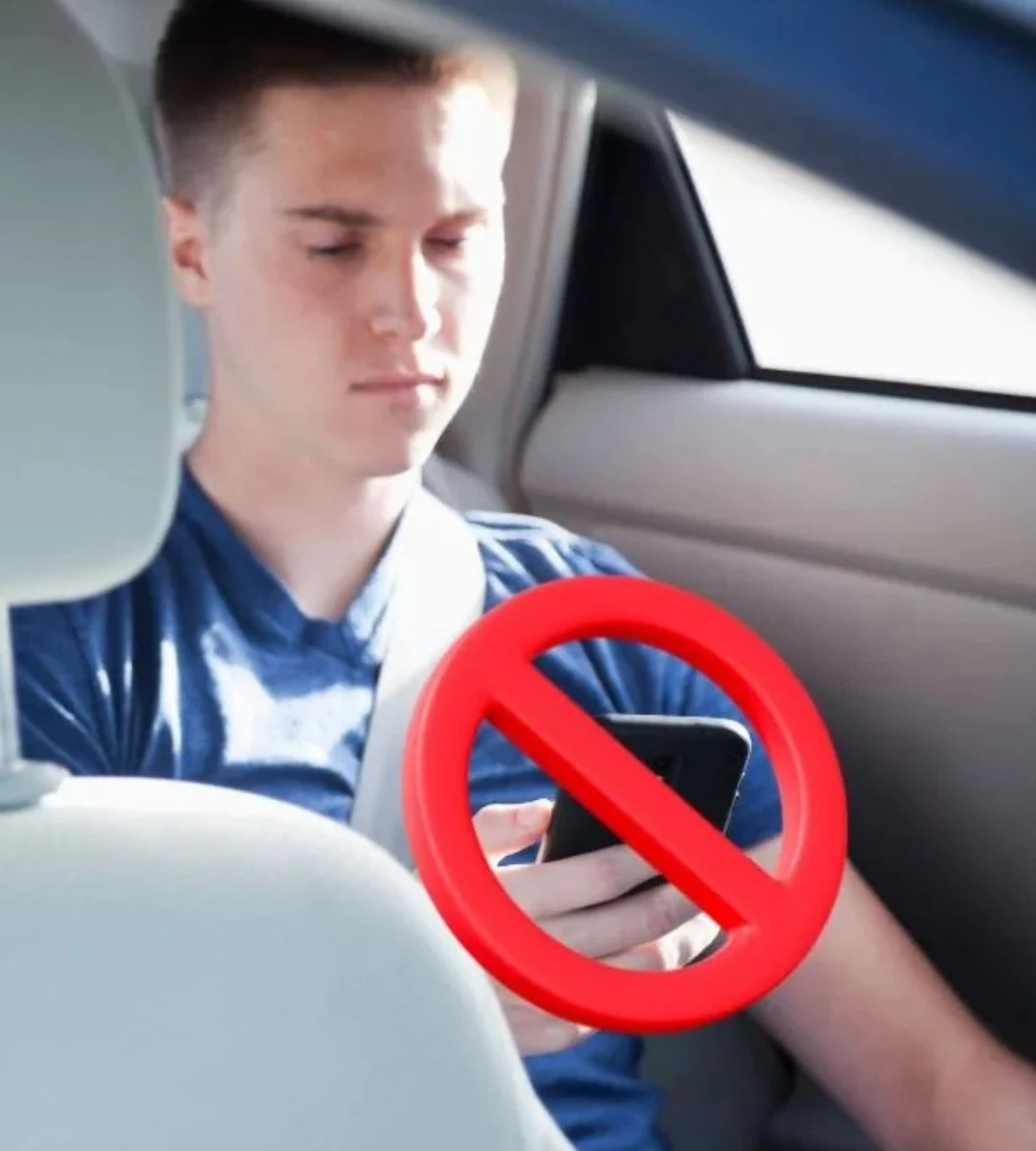 Telefon pasażera z włączoną aplikacją antyradarową podczas jazdy