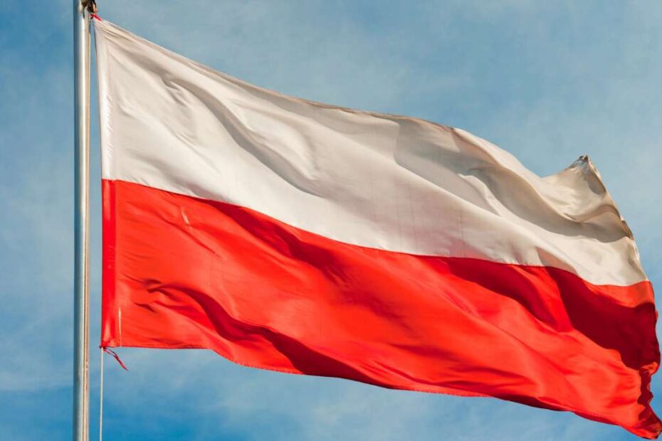 polskie flagi na moście na Odrze