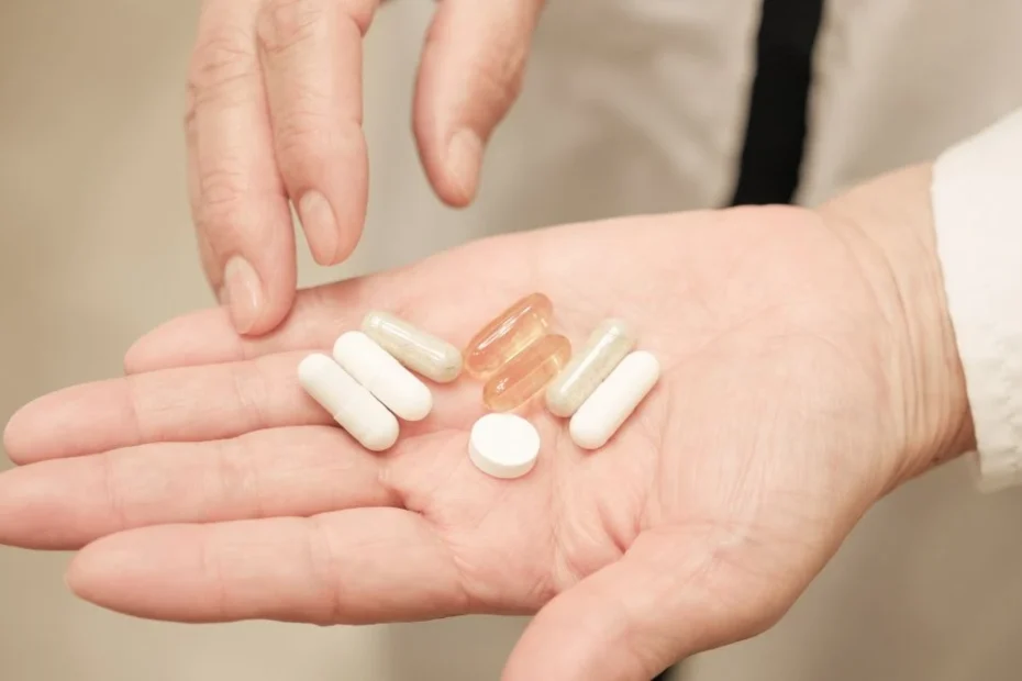 Czy probiotyki naprawdę działają Foto: Kapsułki probiotyków ę na dłoni