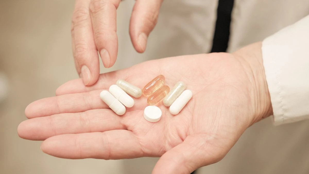 Czy probiotyki naprawdę działają Foto: Kapsułki probiotyków ę na dłoni