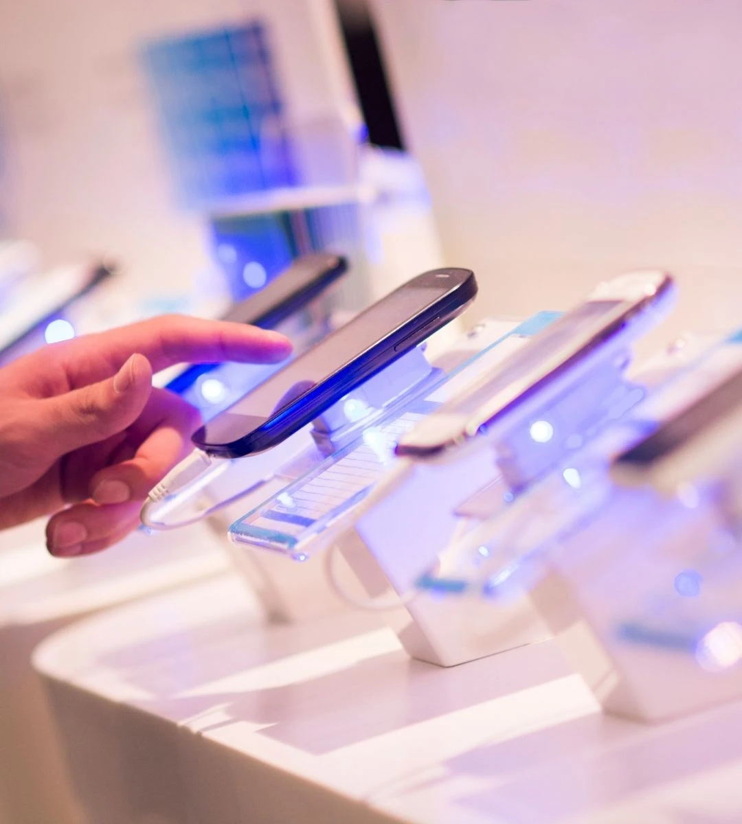 Telefon z włączonymi ustawieniami prywatności i mikrofonu