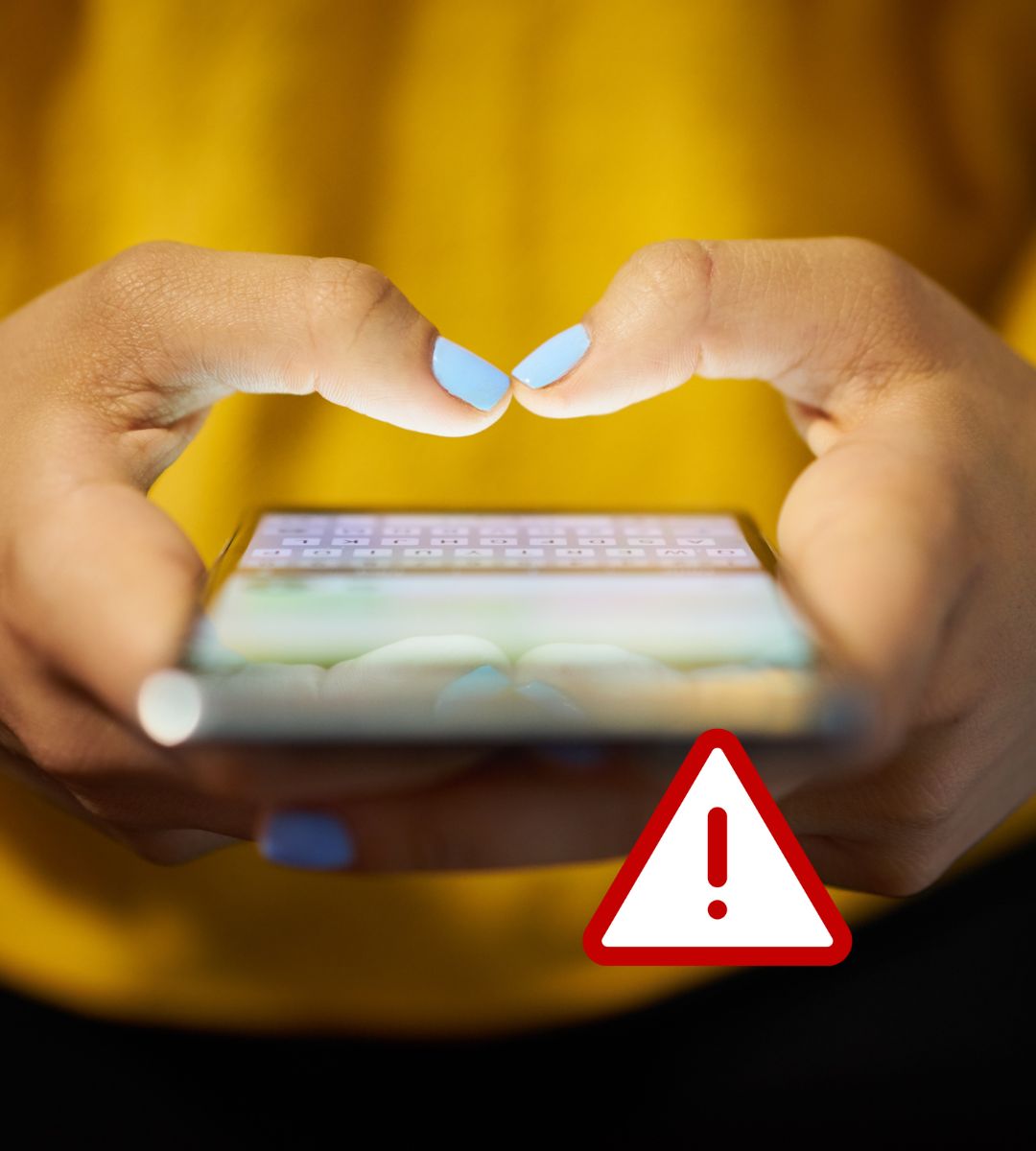przejęcie konta whatsapp bez wiedzy użytkownika Foto: telefon komórkowy w ręku