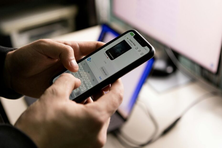 przejęcie konta whatsapp bez wiedzy użytkownika Foto: telefon komórkowy w ręku