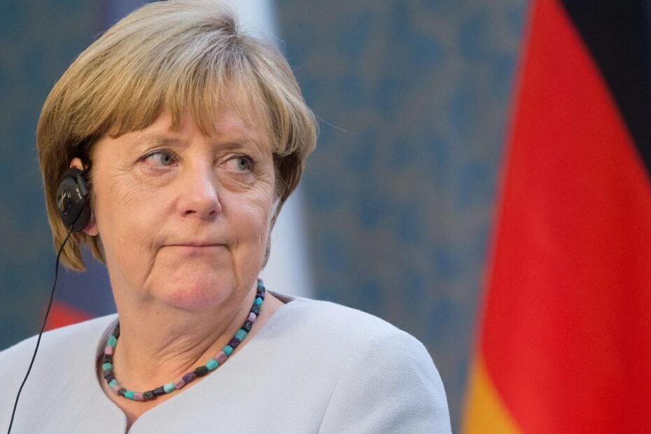 Byli generałowie krytykują Merkel