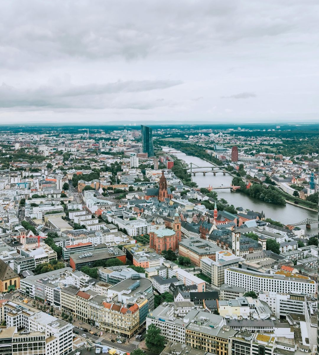 Niemiecki rząd wysyła pakiety bezpieczeństwa. Na zdjęciu panorama miasta Frankfurt nad Menem