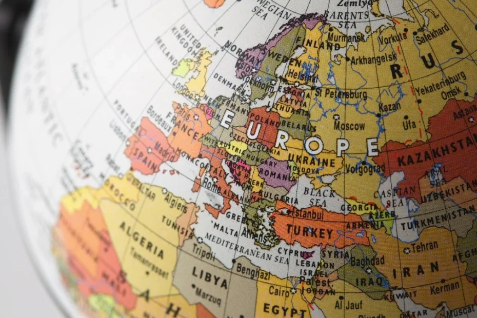 Najbezpieczniejsze miejsca w Europie na wakacje 2026 Foto: Europa na globusie