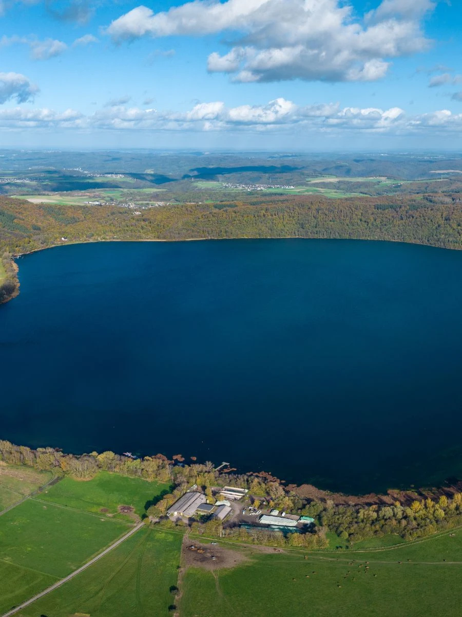 Środkowe Niemcy zachwycają naturą foto: Jezioro Laacher See w regionie Eifel