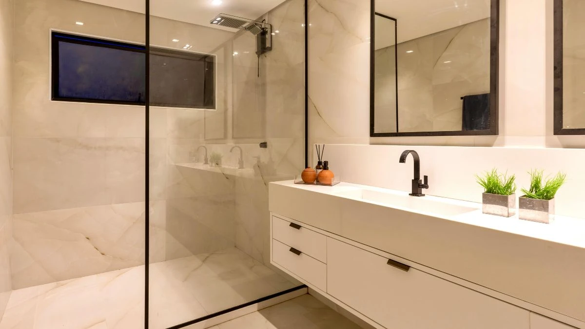 Łazienka bez drzwi w hotelu Foto: Łazienka hotelowa