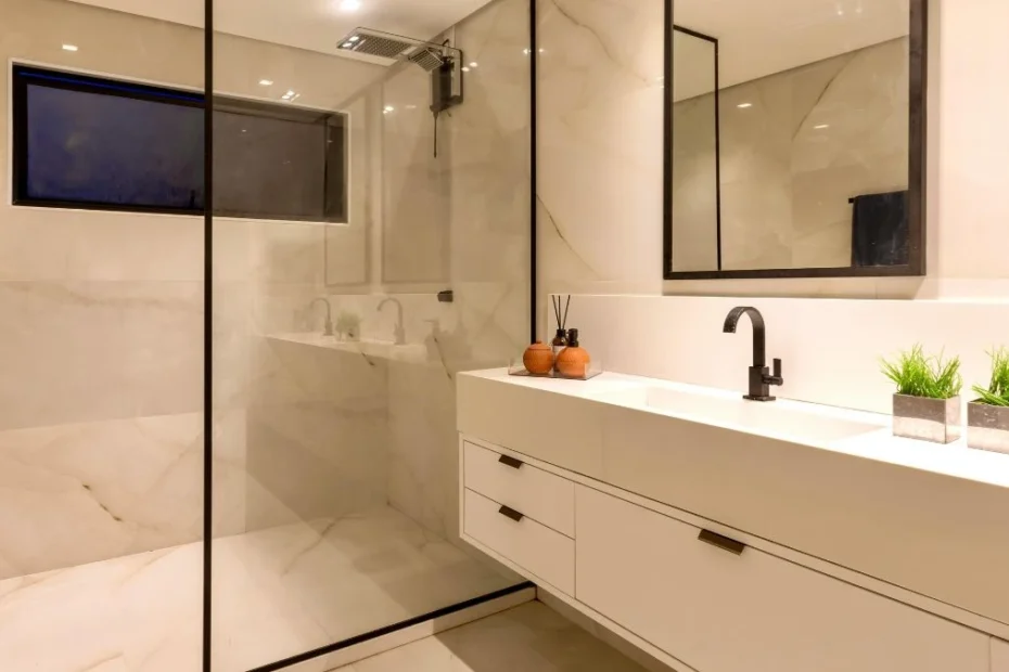 Łazienka bez drzwi w hotelu Foto: Łazienka hotelowa