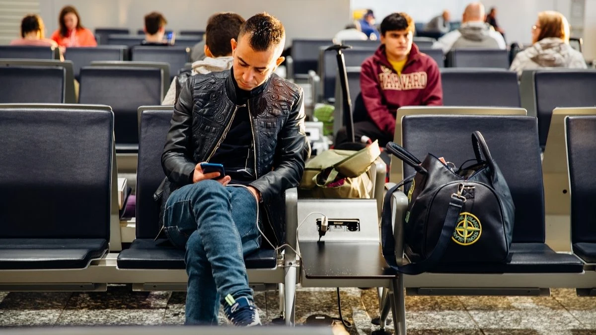 Po tych dwóch sygnałach poznasz overbooking Foto: pasażerowie czekający w terminalu lotniczym
