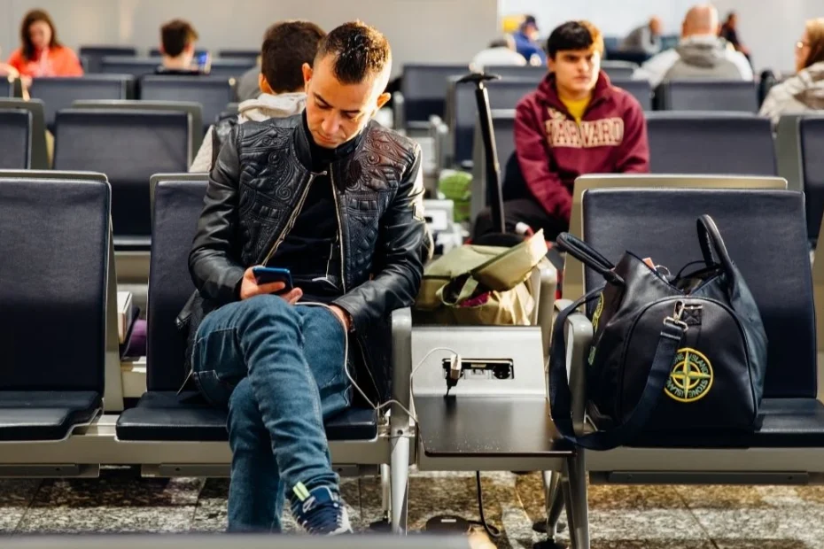 Po tych dwóch sygnałach poznasz overbooking Foto: pasażerowie czekający w terminalu lotniczym