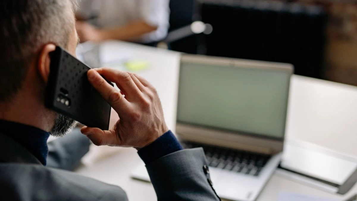 Nowa fala oszustw telefonicznych Foto: mężczyzna rozmawiający przez telefon