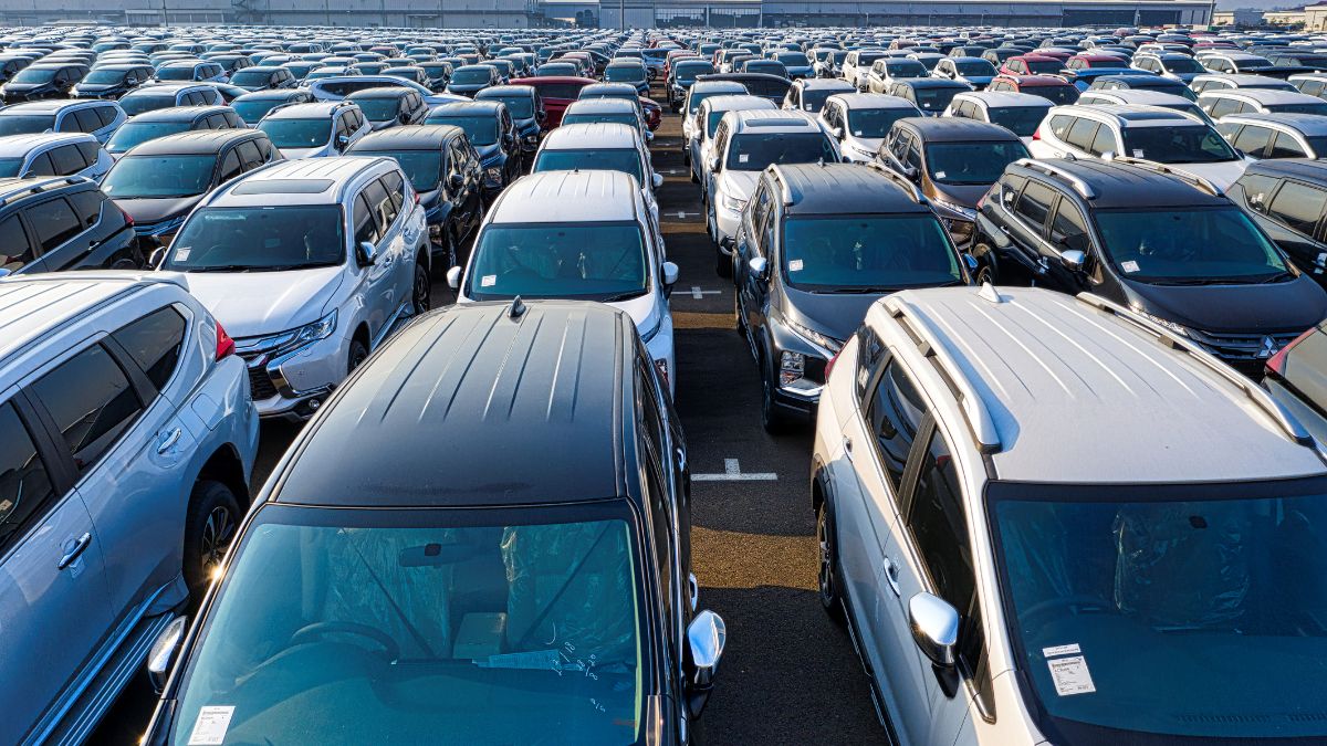 Ile pensji kosztuje nowe auto Foto: nowe samochody na parkingu