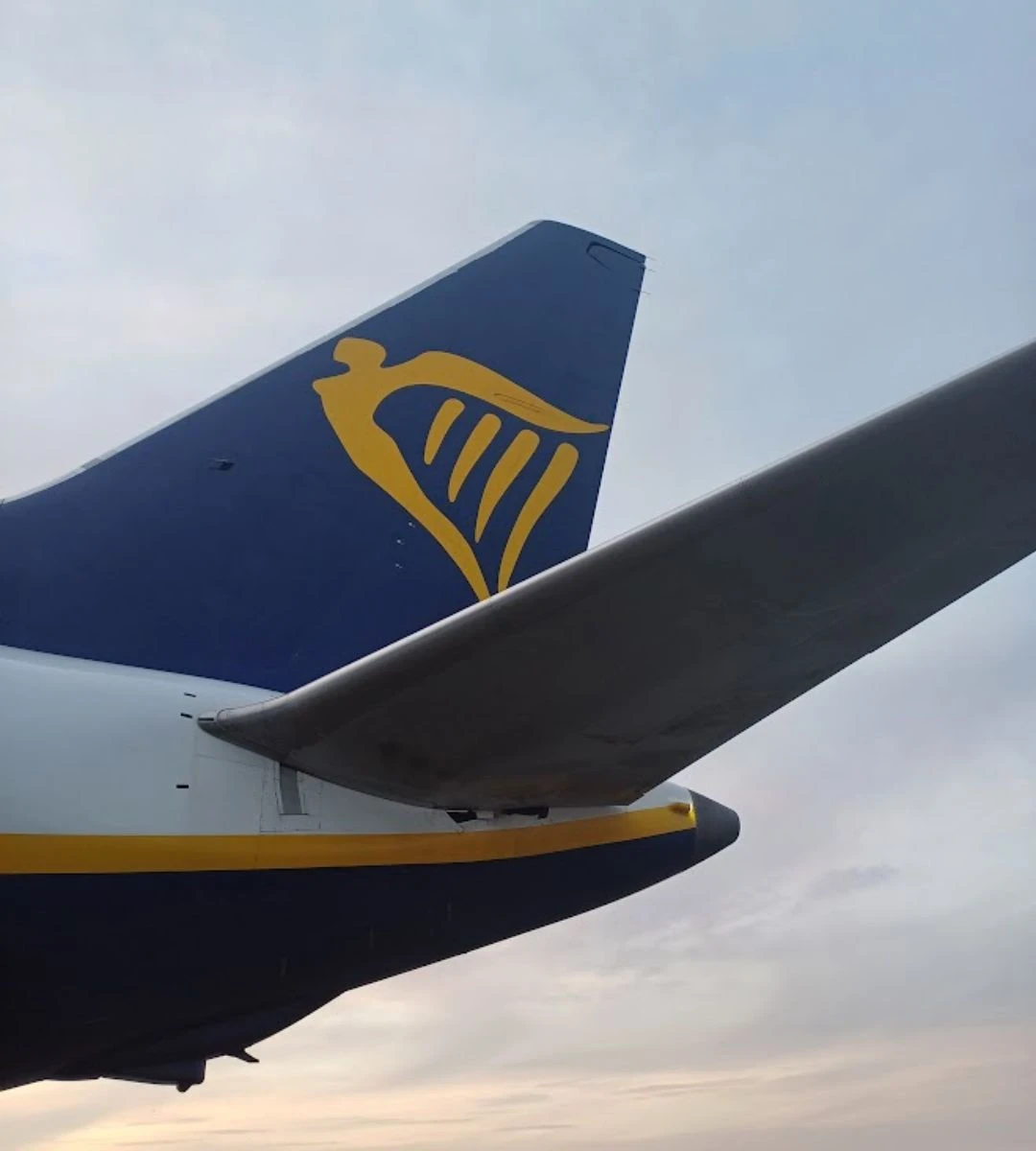 Samolot linii Ryanair – przykład tanich lotów na odległe od miasta lotniska