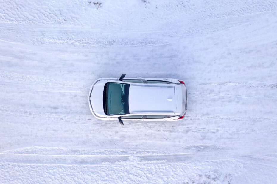 Estonia otwiera lodową autostradę Foto: samochód jadący po śnieg