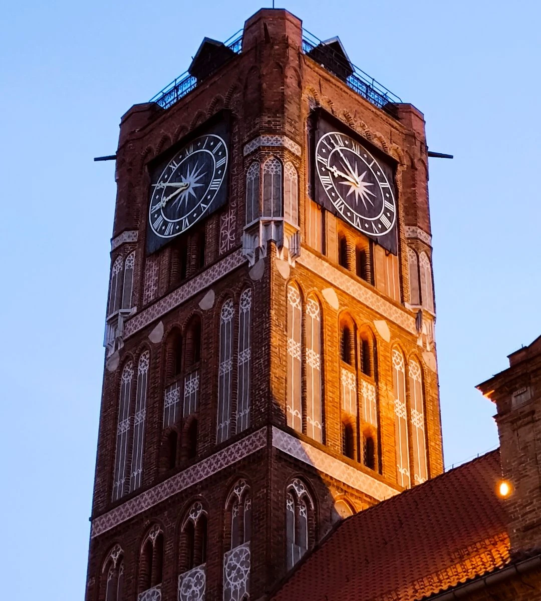 polskie miasto w amerykańskim rankingu Foto: Wieża toruńskiego ratusza na tle starówki