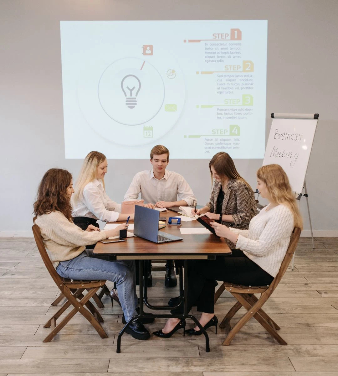 Najbardziej pożądane zawody w 2030 roku Foto: pracownicy przy stole