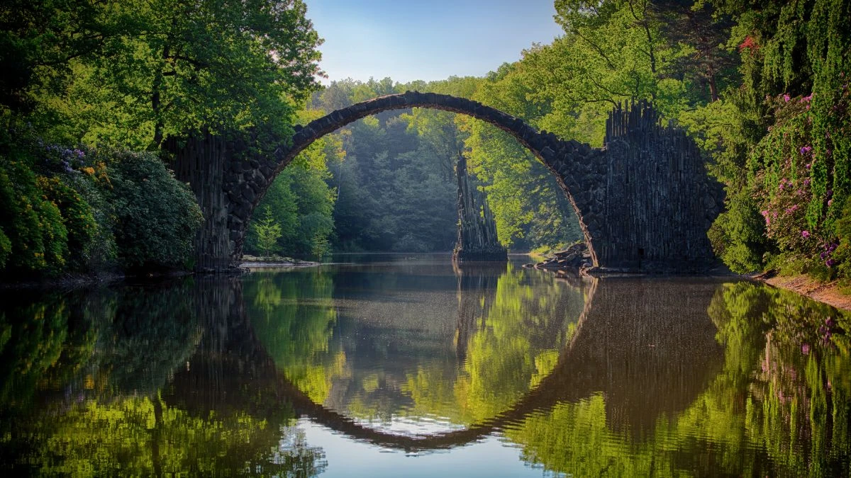 Złudzenia optyczne stworzone przez naturę Foto: Most Rakotza w parku Kromlauer