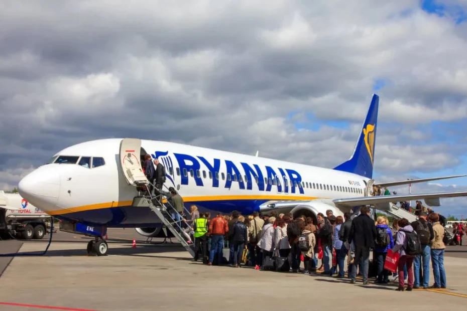 Ryanair zwiększa liczbę lotów z Niemiec Foto: pasażerowie wsiadający do samolotu
