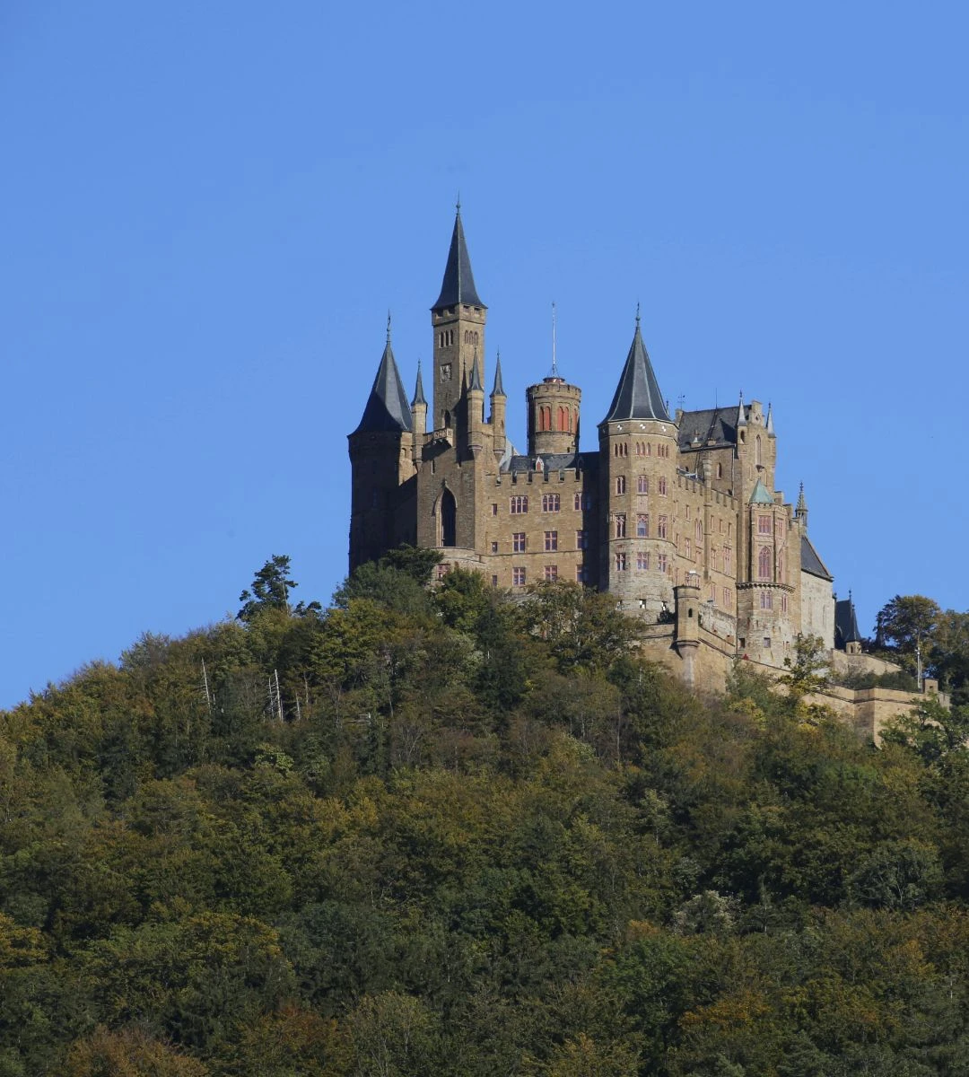 Zamek Hohenzollern w Niemczech Foto: Zamek Hohenzollern na szczycie góry Hohenzollern