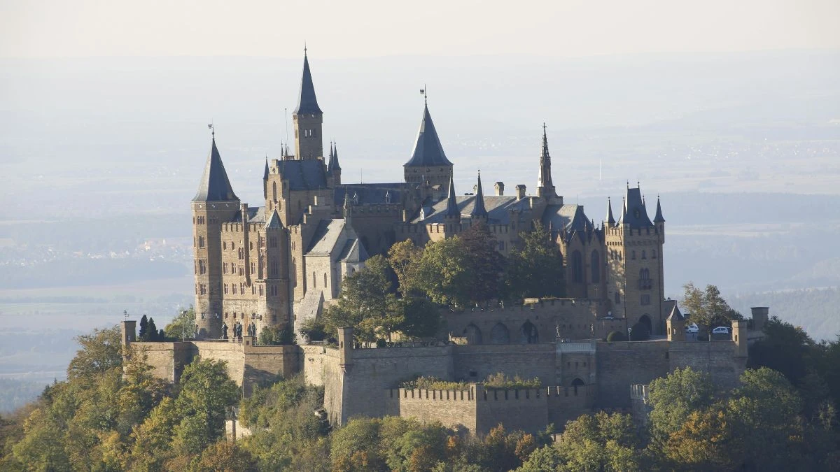 Zamek Hohenzollern w Niemczech Foto: Zamek Hohenzollern na szczycie góry Hohenzollern
