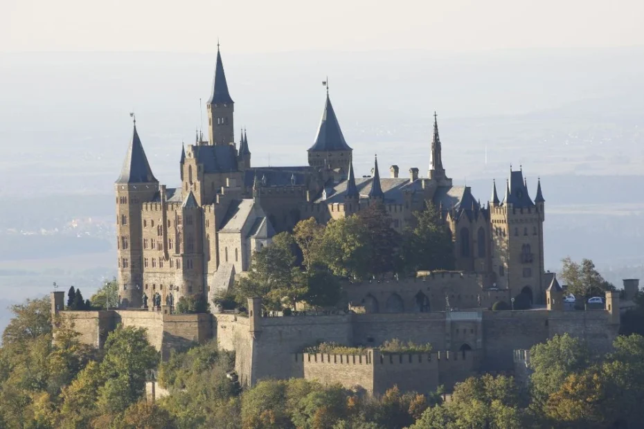 Zamek Hohenzollern w Niemczech Foto: Zamek Hohenzollern na szczycie góry Hohenzollern