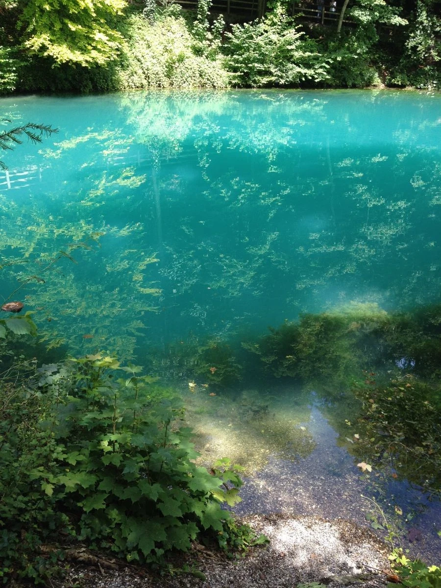 Blautopf w Blaubeuren – turkusowe jezioro w Niemczech