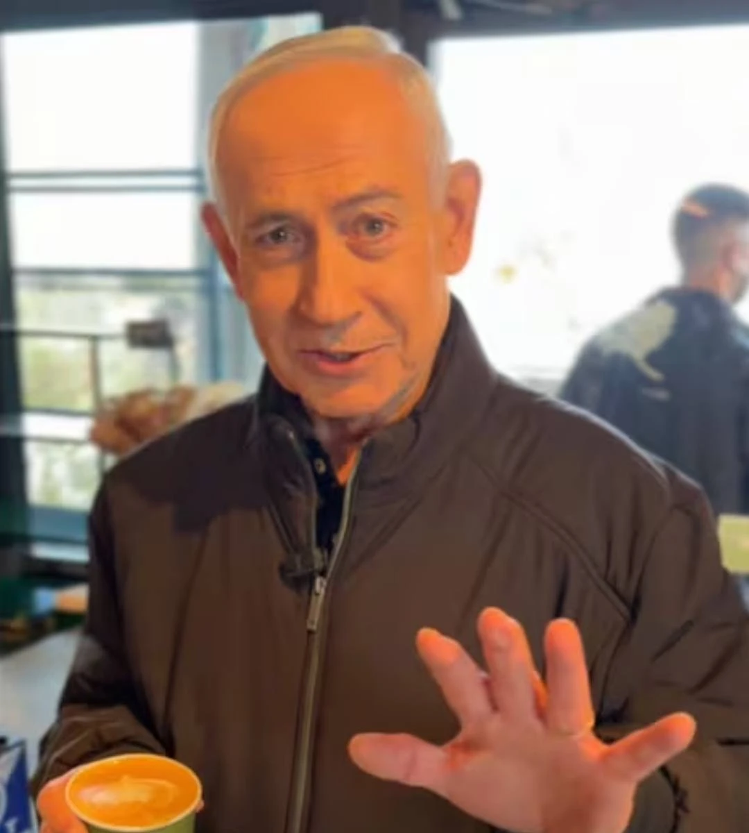 Netanyahu podczas wystąpienia, które miało uciąć krążące w sieci pogłoski