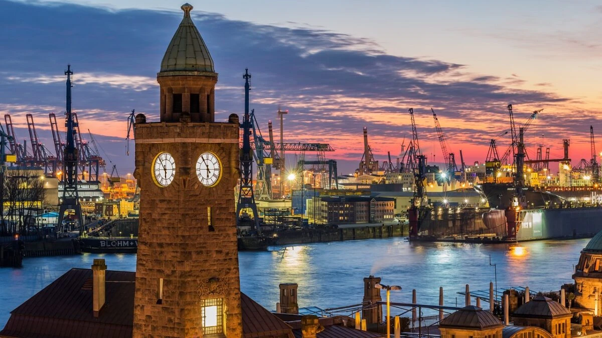 idealny czas na zwiedzanie Hamburga Foto: Port w Hamburgu