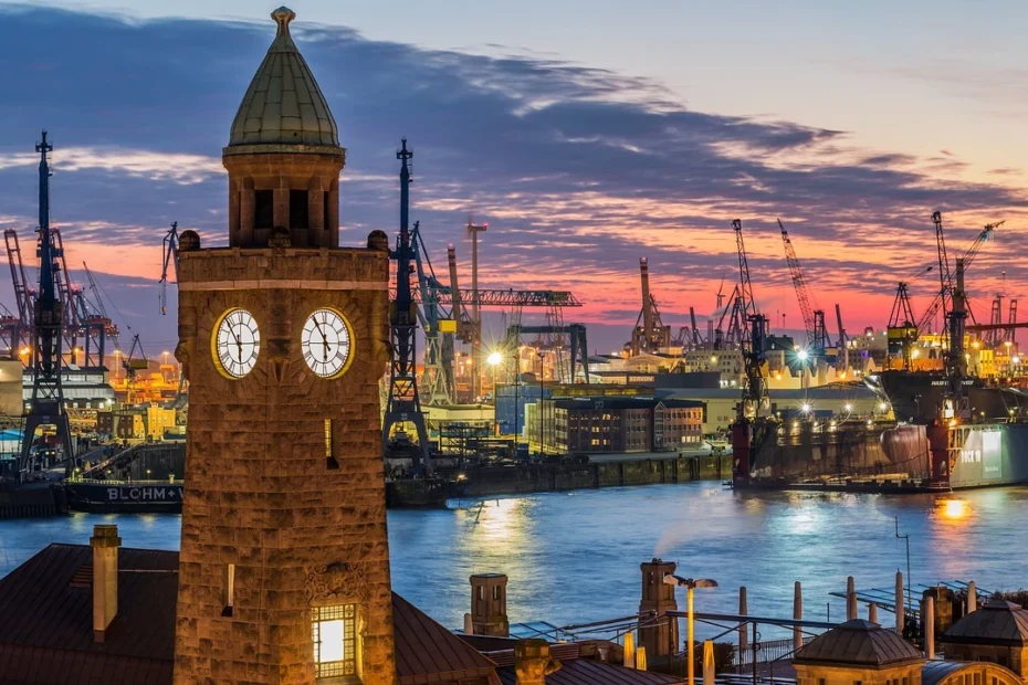 idealny czas na zwiedzanie Hamburga Foto: Port w Hamburgu