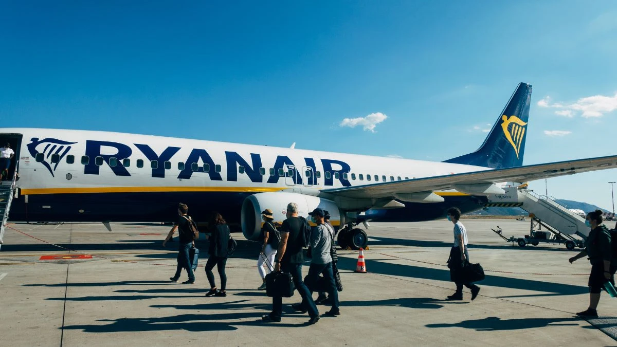 koniec z upychaniem ubrań w poduszce Foto: pasażerowie wsiadający do samolotu Ryanair