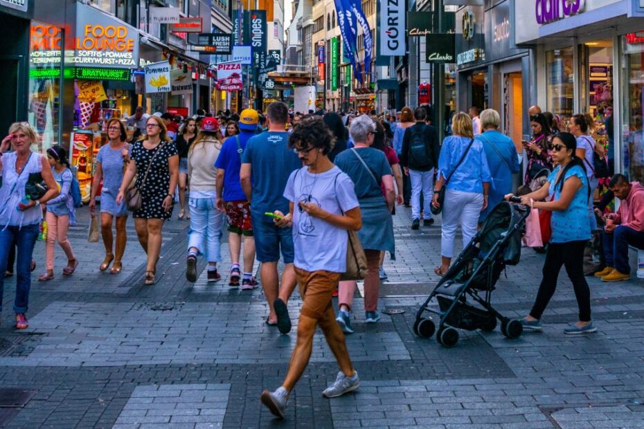 Polacy i Turcy najliczniejszymi grupami w Niemczech - wynika z najnowszych danych statystycznych. Zdjęcie ilustracyjne: Kolonia, zatłoczona ulica/Depositphotos.com