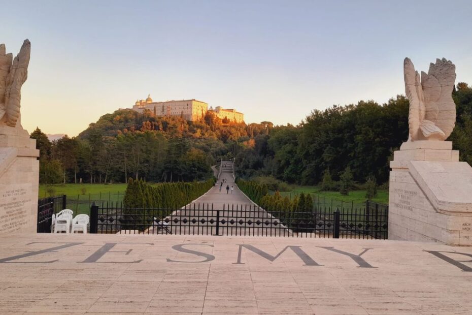 Widok na klasztor Monte Cassino z polskiego cmentarza wojennego. Zdjęcie wykonane 1 listopada 2024 roku. Fot. Danuta Wojtaszczyk