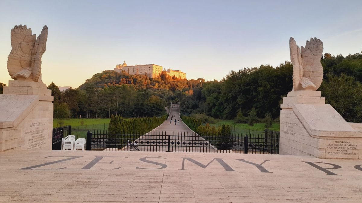 Widok na klasztor Monte Cassino z polskiego cmentarza wojennego. Zdjęcie wykonane 1 listopada 2024 roku. Fot. Danuta Wojtaszczyk