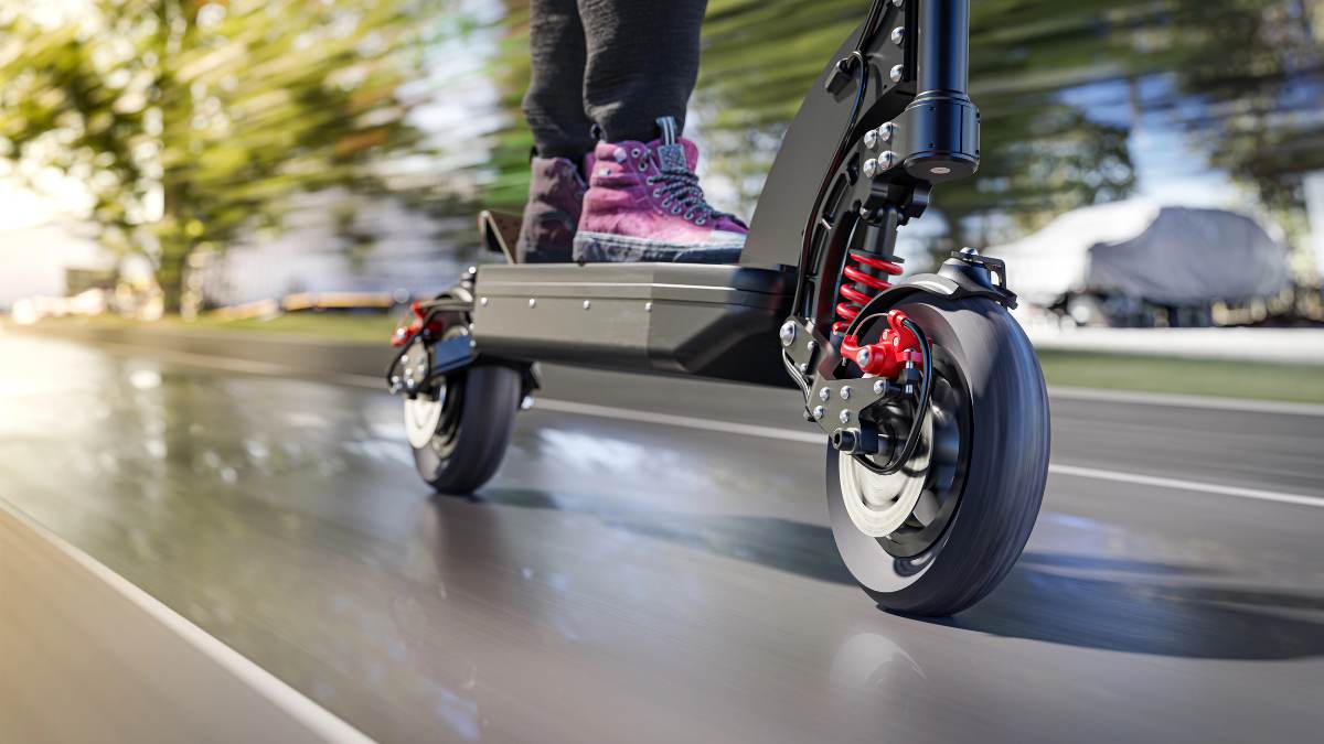 16-latek pędził hulajnogą elektryczną 85 km/h