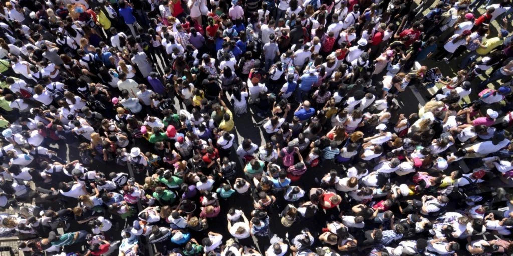 Tłum ludzi – symboliczny obraz rosnącej populacji