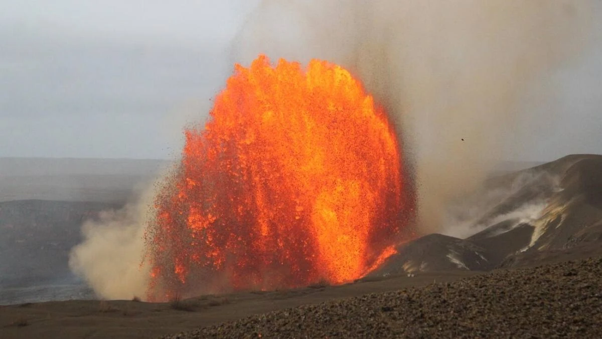 Krater Halemaʻumaʻu podczas erupcji Kilauea – widoczna rozlana lawa