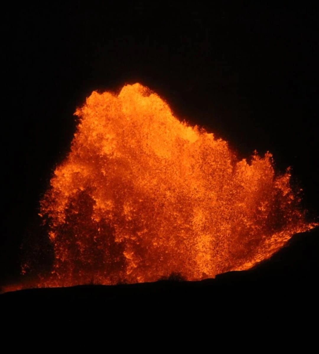 Erupcja wulkanu Kilauea na Hawajach – fontanny lawy i dym nad kraterem