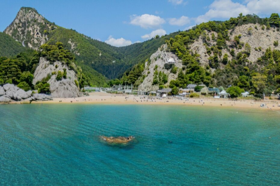 popularny kierunek wakacyjny zamyka setki plaż zdjecie grecja corfu