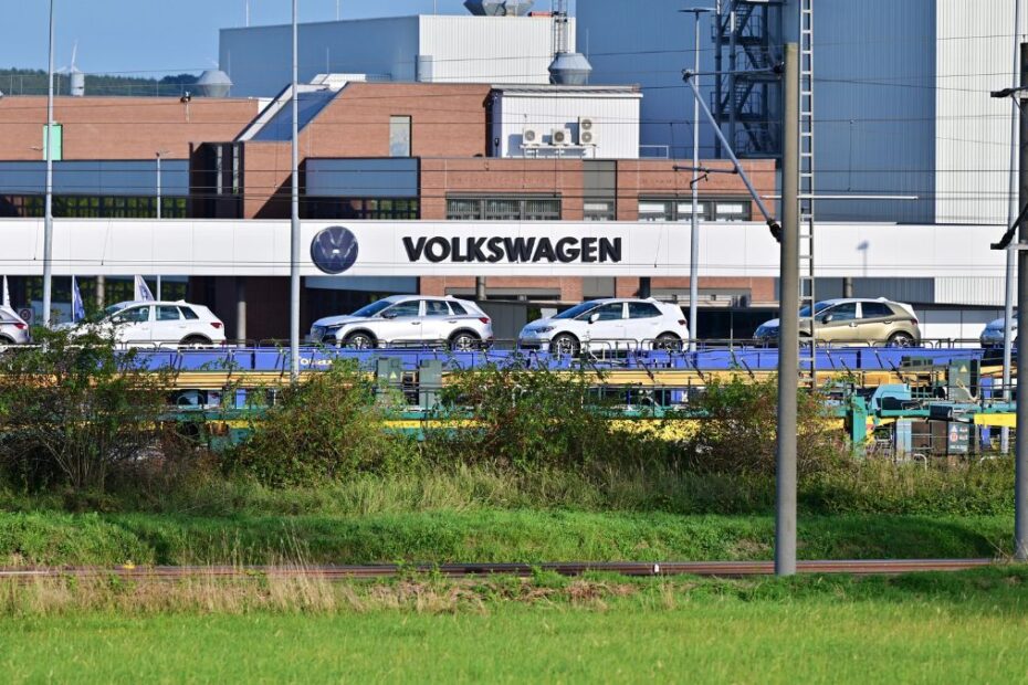 Volkswagen zwolni 50 tys pracowników
