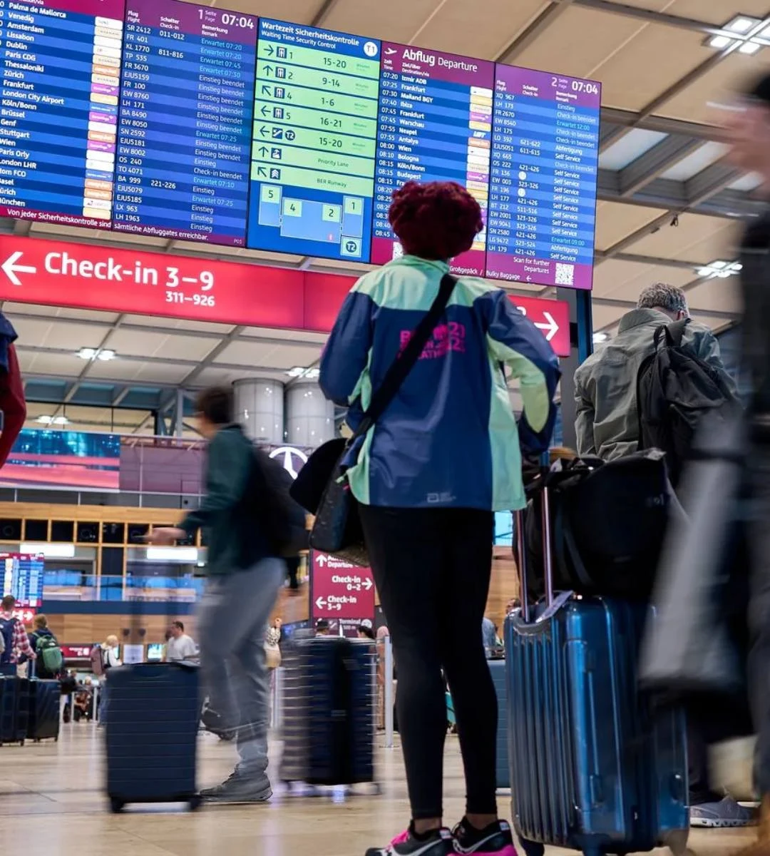 Pasażerowie korzystający z cyfrowej odprawy na lotnisku w Niemczech