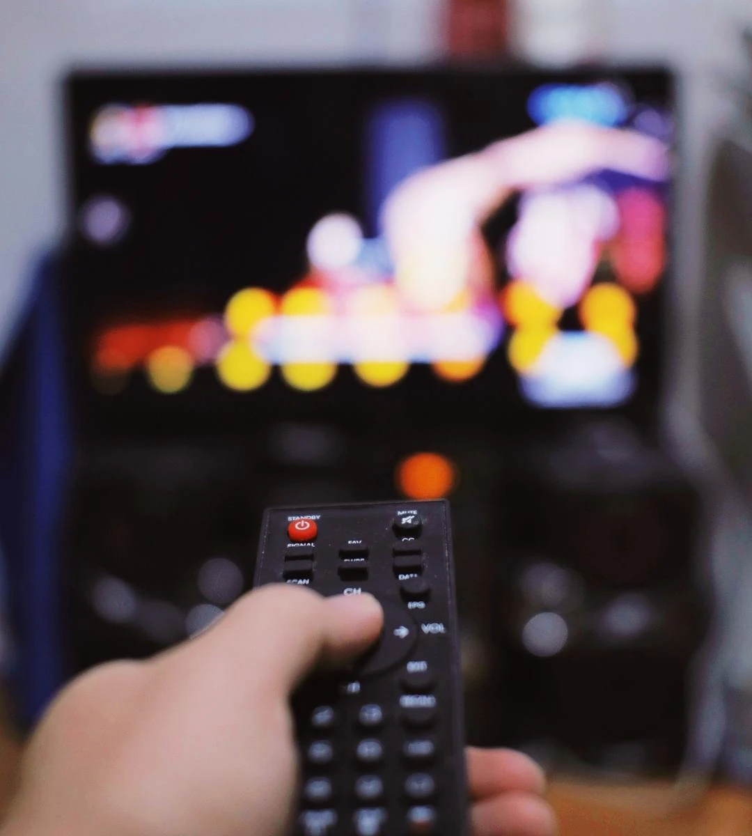 Dotkliwe kary za niezapłacony abonament RTV. Do drzwi może zapukać policja oto: pilot telewizor