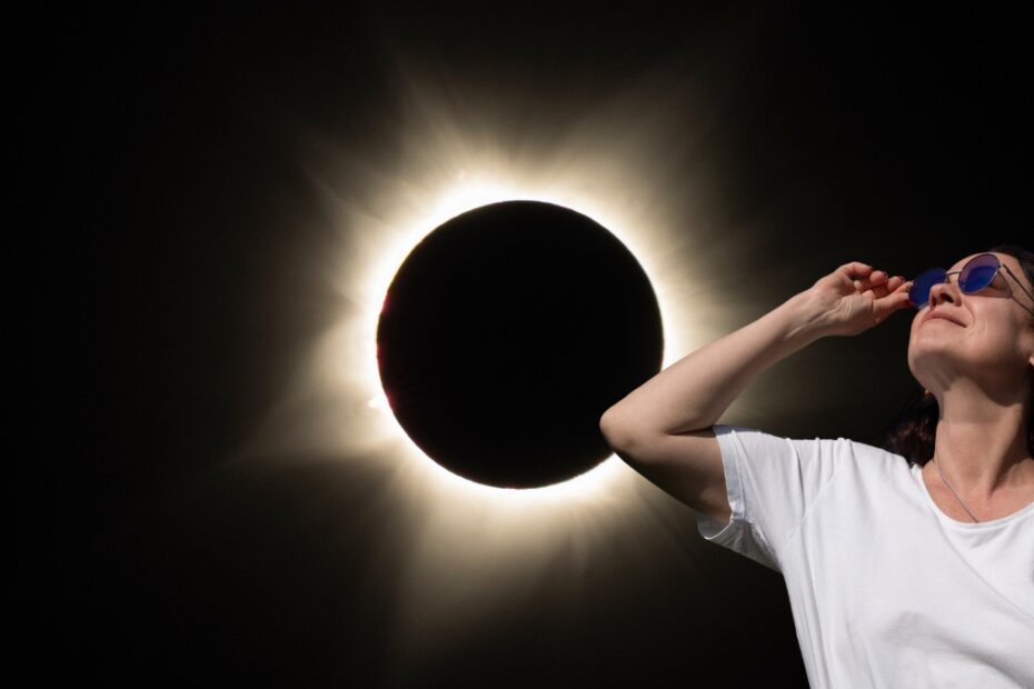 Zaćmienie Słońca 2026 gdzie ogladac w niemczech fot kobieta zacmienie slonca