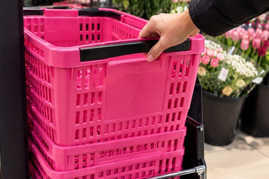 różowe koszyki w niemieckim supermarketach