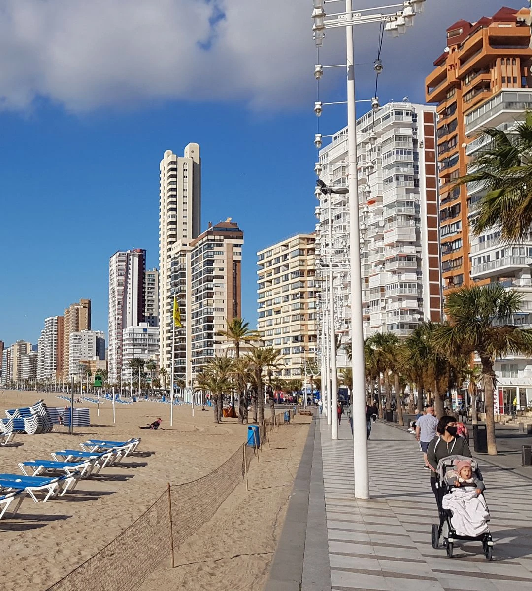 oto najbrzydsze miasta Europy Benidorm z wysoką zabudową przy plaży