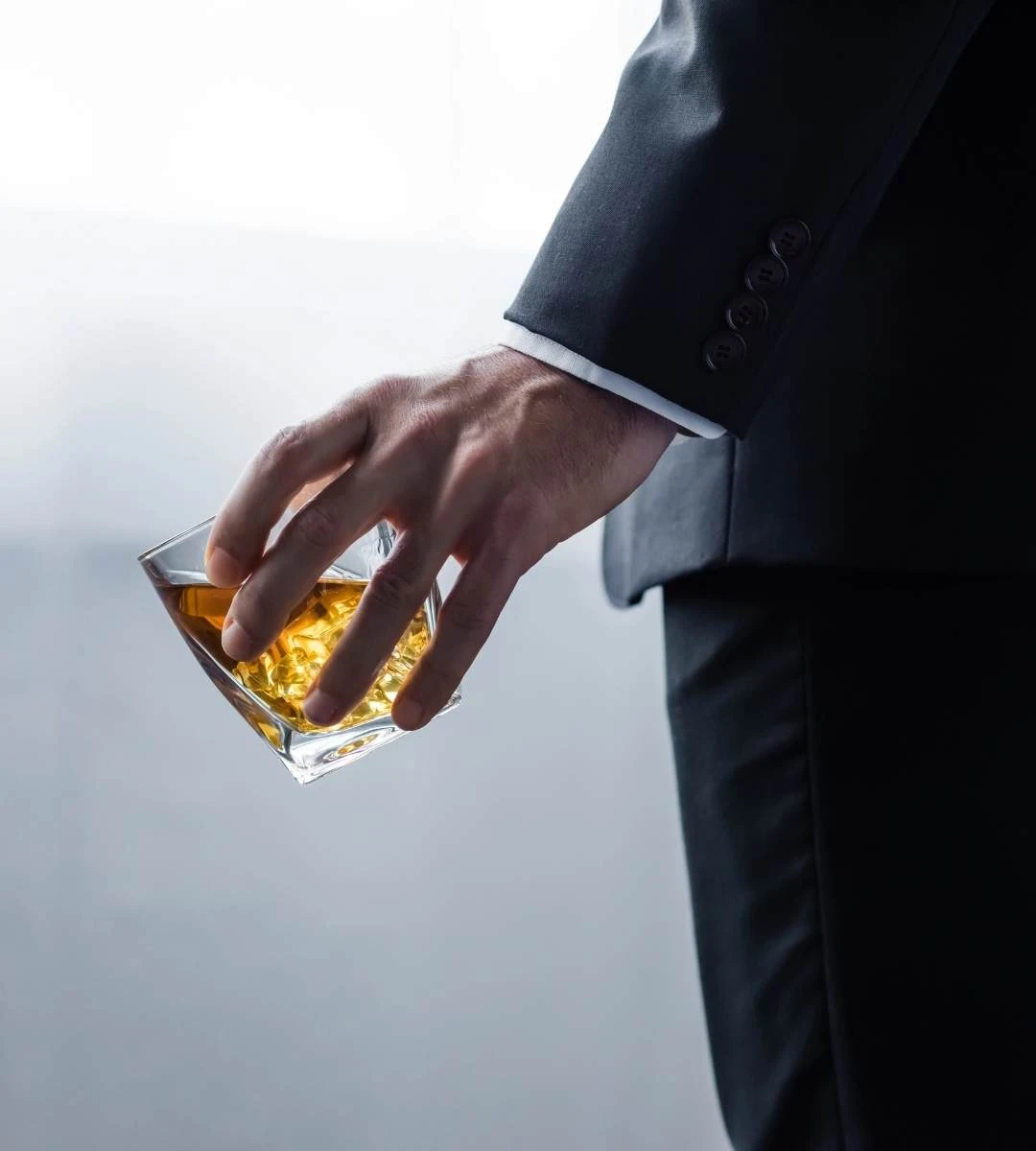 odstawienie alkoholu Foto: mężczyzna trzymający kieliszek