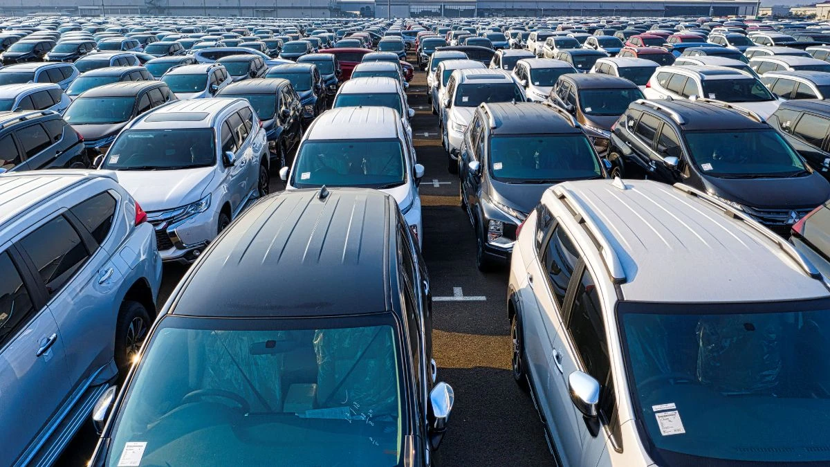 Ile trzeba pracować na nowe auto w Niemczech Foto: samochody na parkingu